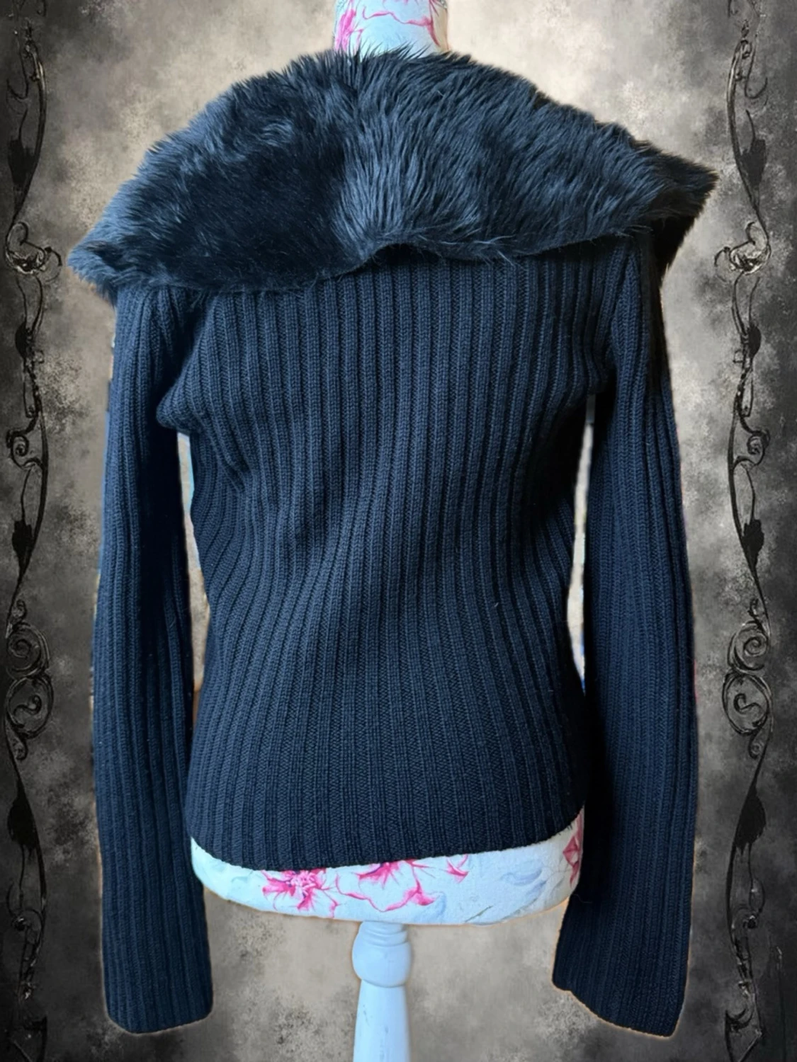 Svart cardigan med fuskpälsdetaljer - 2