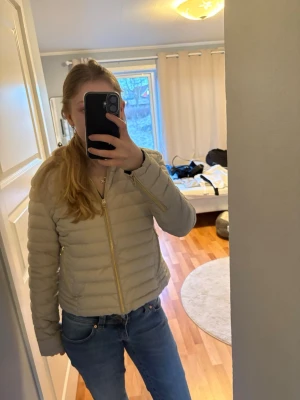 Rock And Blue jacka - Säljer denna rock and blue jacka då jag aldrig använt den jag har köpt den av någon annan på Plick och den var lite för stor jag köpte den av henne för 750kr