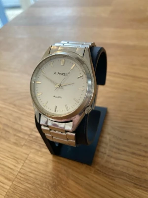 St. Morris Quartz 37mm Herrklocka - Säljer en mycket unik St. Morris klocka. Klassisk design med kronan snett neråt gör att den sticker ut. Armband i stål. Klockan har ett japanskt urverk och är vattentålig. Boetten är tillverkad i rostfritt stål. Gott skick enligt bilder men skavanker finns såsom skada i glaset. Behöver nytt batteri.  Mitt pris: 289 SEK  Skickas alltid snabbt och spårbart. Skriv vid frågor och se gärna mina andra annonser!   GRATIS: För betalande kunder erbjuder jag personlig experthjälp för dig att göra nya fynd