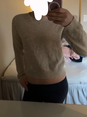 Beige stickad tröja med rund hals - Mysig beige stickad tröja med rund halsringning💕 Tröjan har en enkel, klassisk design! Tröjan är från LMTD i storlek S💕