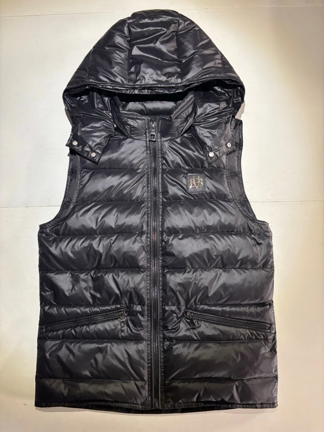 Svart dunväst med avtagbar huva