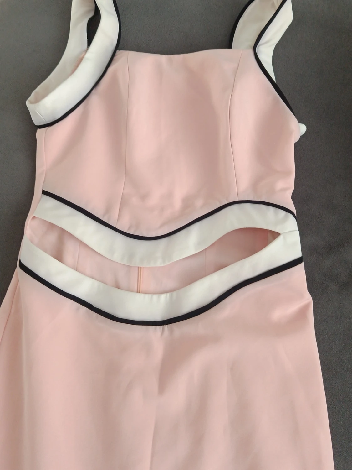 Ljusrosa klänning med cut out-detaljer - 1