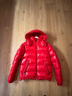 Moncler Maya (1) - Moncler Maya i otroligt fint skick, knappt blivit använd. Storlek 1, som motsvarar small. Tags och dustbag finns, kvittot finns ej kvar då jag köpte den begagnad. Kan fraktas