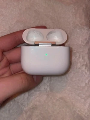 Airpods 3 laddningsetui - Säljer ett laddningsetui/fodral för Airpods 3 (2021) lightning modell i fint skick. Skriv om ni har frågor🤗
