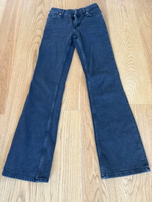 Low waist bootcut jeans monki - Supersnygga low waisted bootcut jeans från monki. Mörkgrå i storlek w24
