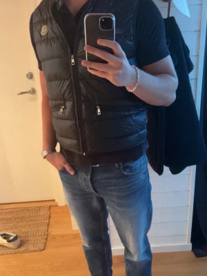 Moncler Gui väst mörkblå - Mörkblå Gui väst från moncler i storleken 2 (S). Knappt använd, bra skick och köpt från merchsweden. 