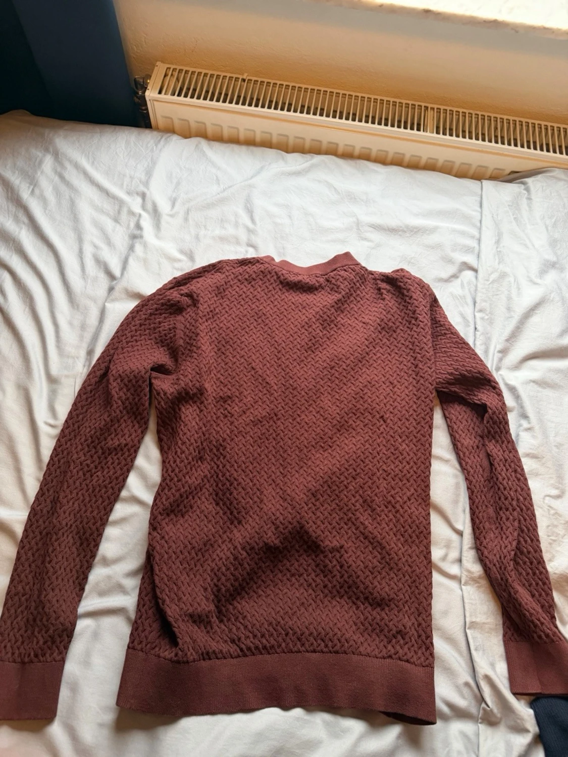 Brun stickad tröja med strukturmönster - 1