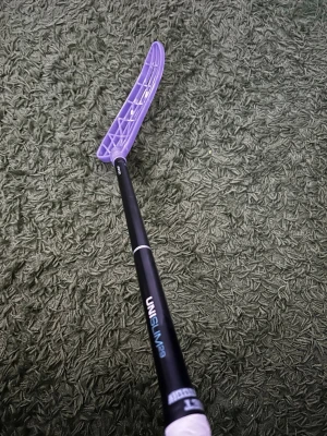 Unihoc innebandyklubba  - Säljer en Unihoc innebandyklubba med svart skaft och lila blad. Greppet är vitt och klubban har en modern design med tydliga detaljer på bladet. Perfekt för dig som gillar innebandy och vill ha en snygg klubba. Det är en Unislim från 2 säsonger sedan. Väldigt fin klubba. Finns mer blad som kan skickas med beroende på vad jag har.