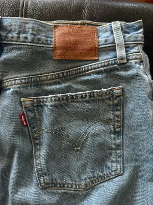 Levi's jeanskjol - Säljer en klassisk ljusblå jeanskjol från Levi's i storlek 29. Väldigt bra skick💙
