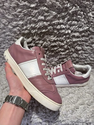 Valentino Flycrew - | Skick: 8/10 | Förg: Rosa och Vit | Vad inkluderas: Enbart skorna | Nypris: 7 200kr |