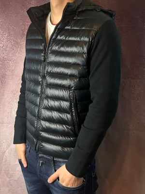 Massimo dutti cardigan - Mycket fint skick | Size M (modellen är 188 cm 75 kg) | fraktar spårbart inom 24 timmar | för att köpa klicka ”köp nu” | vid frågor eller funderingar skriv ett meddelande | följare får bättre rabatter🙌