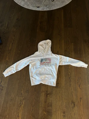 Ralph Lauren - Size: X/XL Skulle nog säga att den passar någon som är 190+ och väger 85kg+. Skriv vid minsta funderingar👍🌟