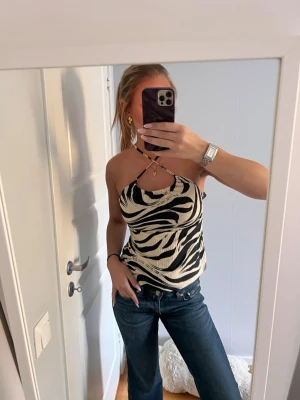 Zebramönstrad halterneck topp - Från Gina strl S💞