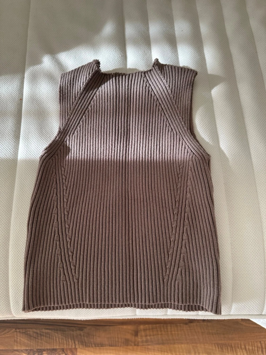 Brun ribbad stickad linnetopp - 1