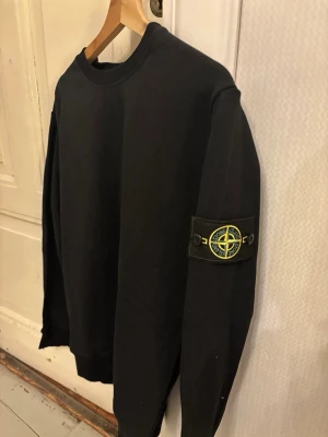 Helt ny Stone Island Sweatshirt - Helt ny Svart Stone Island sweatshirt, storlek M/S.  Aldrig använd, prima skick, kommer med originalförpackning och taggar samt fungerande QR kod. Skriv vid minsta fundering eller om du villa har fler bilder-jag svarar så snabbt som möjligt.
