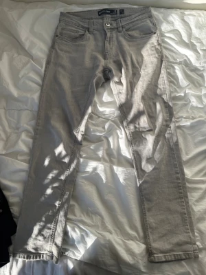 Ljusgråa slim jeans - Ljusgråa slim fit jeans storlek 29x32
