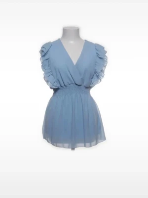 Ljusblå volangblus med v-ringning - Supersöt ljusblå blus med v-ringad hals och volangdetaljer längs axlarna. Smockad midja ger en snygg siluett och toppen är ärmlös för en luftig känsla. Perfekt för dig som vill ha en feminin och trendig look.