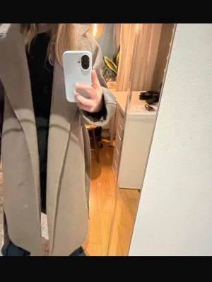 Lång kappa  - Säljer denna bruna kappan från Gina då jag köpt en svart satt denna inte kommer till användning. Köpte denna jacka hösten 2024, den är lite knottrig, men inga större skavanker.  nypris: 800kr  Storlek: xs