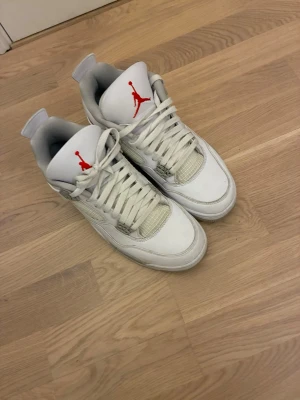 Jordan 4 - Rensar garderoben och hittade dessa Jordan 4 ”retro white oreos” de är i god skick men ska rengöras och kommer att uppdatera med bättre bilder inga problem alls använda men ändå bra omhändertagna. Vid frågor skriv direkt. Priset kan diskuteras vid en snabbaffär och är väldigt flexibel. 