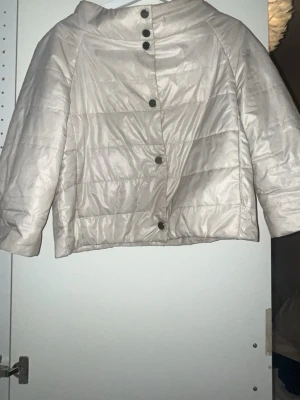 Tre kvarts jacka  - Jätte snygg trekvarts jacka k en beige vit färg i storlek S,säljer min kära vår jacka den kommer inte till användning.Den har dock små smink fläckar på kragen men försvinner enkelt i tvätten.💞