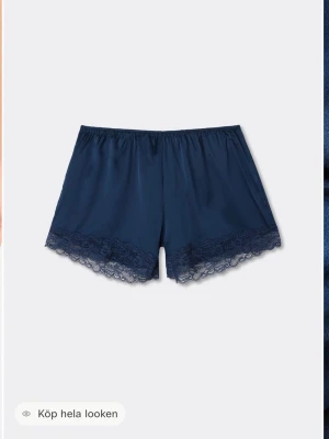 Mörkblå pyjamasshorts med spets - Snygga mörkblå siden pyjamas short från initmissimi, säljer de för att jag har fått två par, nypris 409kr är använda en gång och har kappen kvar🫰🏼