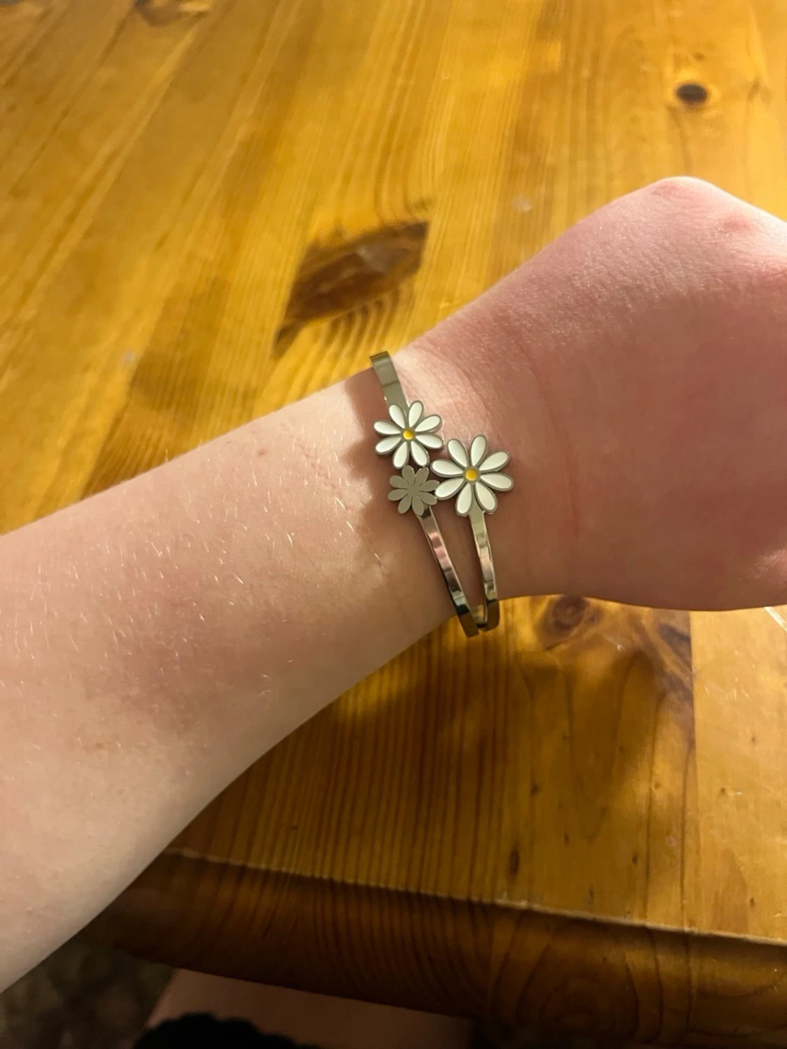 Silverfärgat armband med blommor - 2