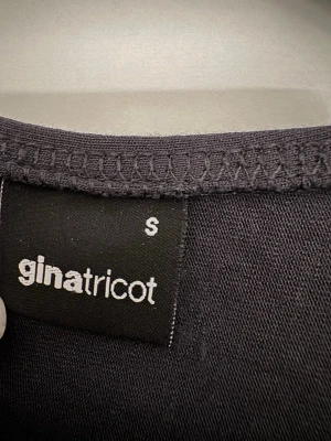 Grå soft touch ginatricot - Grå topp från Gina tricot. Sitter mycket snyggt på kroppen. Original pris 259 kr, använt mycket sällan, skulle gissa runt tre gånger. 🫶🏼 
