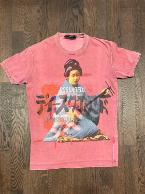 Dsquared2 T-shirt Mens Medium Light Burgundy - En Dsquared2 T-shirt med ett tryck på i väldigt bra skick, inte använd så mycket. Nypris ca 2000.