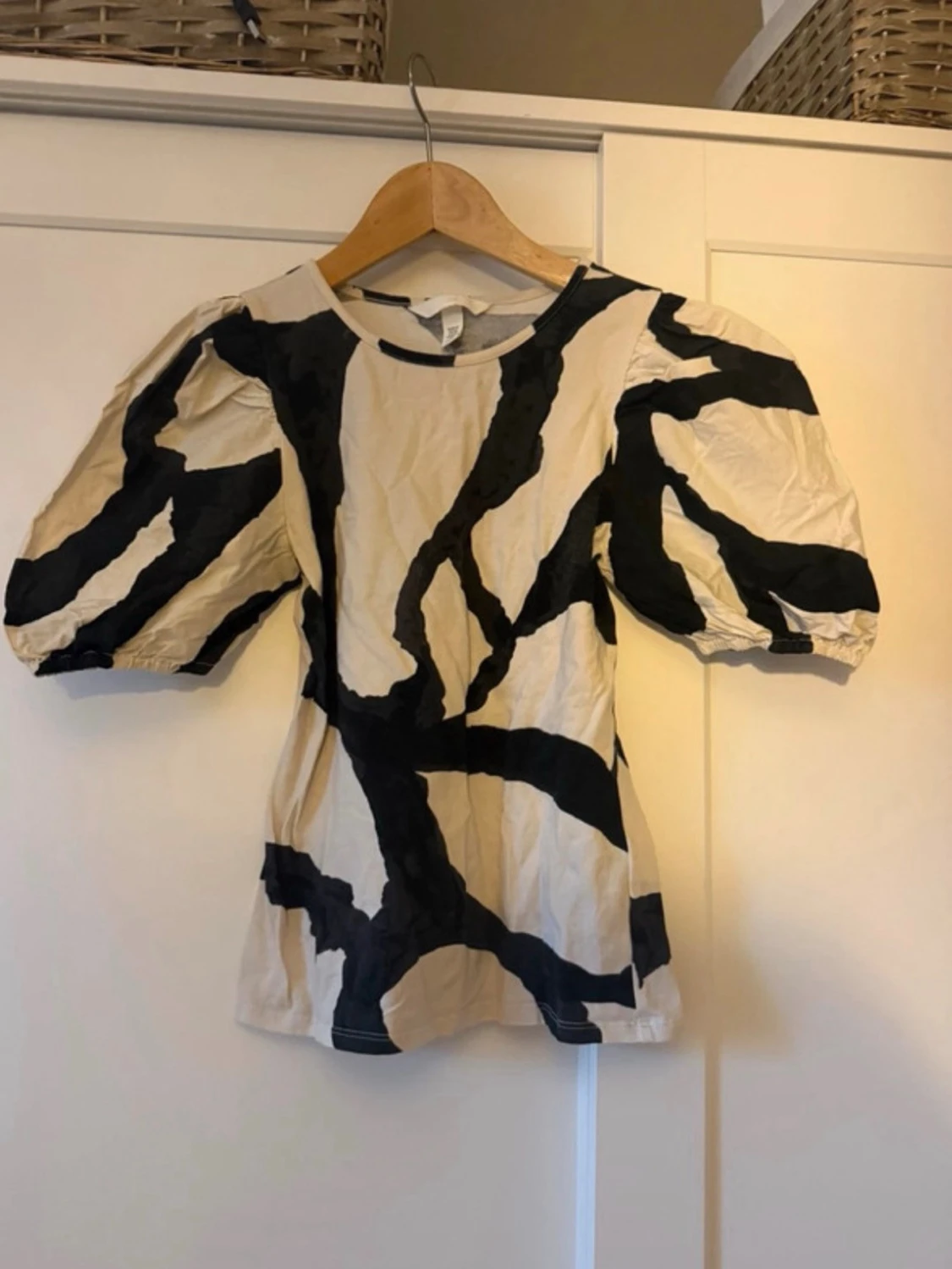 Beige topp med svart mönster