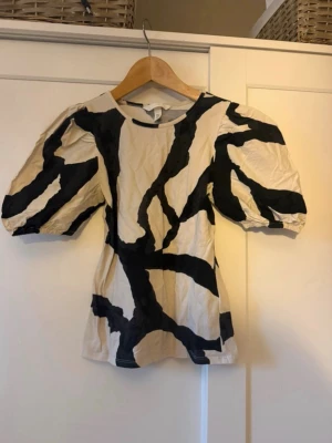 Beige topp med svart mönster - Använd fåtal gånger💗💗