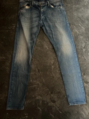 G-Star jeans - Produkt• G-Star jeans                                     Storlek• 33/32                                                     Skick• fint skick                                              Hör av er vid funderingar 