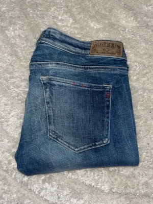 Replay jeans  - Blåa replay jeans med fade. Midja 37cm, längd 100cm. JAG SKICKAR EJ FLER BILDER NÄR JAG BÄR JEANSEN! för bättre inblick i passformen rekommenderar jag att googla på modellnamnet. För storleksguide kolla måtten noggrant då jeansen alltid kan vara uppsydda heller krympta och jag ej tar emot returer :) 1,59
