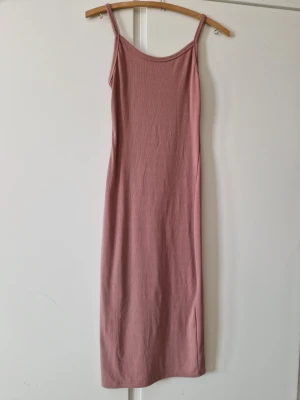 Klänning från shein - En enkel och stilren rosa långklänning med smala axelband. Klänningen har en rak passform och är tillverkad i ett mjukt, stretchigt material.🌺