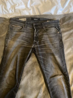 Replay grover jeans  - Säljer ett par grå slim fit jeans från Replay med snygga slitningar och tvättade detaljer. Klassisk femficksmodell med dragkedja och knapp i midjan.                                                                       Finns ett litet hål men inget anmärkningsvärt vid användning                                                      Nypris ligger över 1000kr                                     Om priset inte passar så kom med förslag 