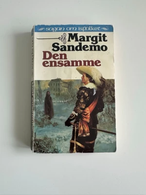 Den ensamme av Margit Sandemo - Boken ”Den ensamme” av Margit Sandemo, fristående del i serien Sagan om Isfolket. En klassisk juvel för alla som gillar spänning, fantasy och romantik.   ISBN: 91-7710-166-9.