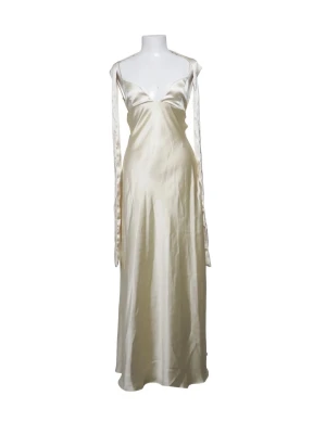 Gul balklänning i satin  - Säljer denna jättefina gula maxiklänningen från Zara. Finns inte kvar på Zaras hemsida. Helt ny med prislapp kvar! Köpte på Sellpy för 900kr 💛Funkar perfekt för bal, midsommar! 