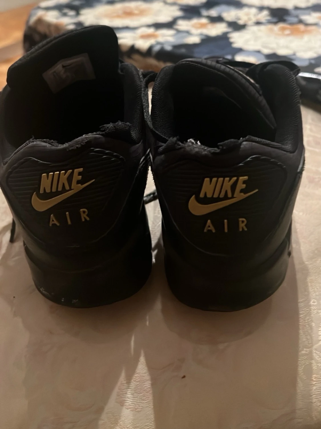 Svarta Nike Air sneakers med gulddetaljer - 1