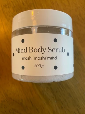 Mind Body Scrub moshi moshi mind - Mind Body Scrub från moshi moshi mind  Innehåller 200 g kroppsskrubb som exfolierar huden och ger en fräsch känsla. Perfekt för dig som vill ha len och mjuk hud.