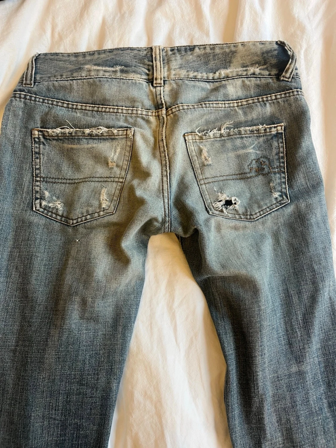 Low waist bootcut jeans med hål i  - 1