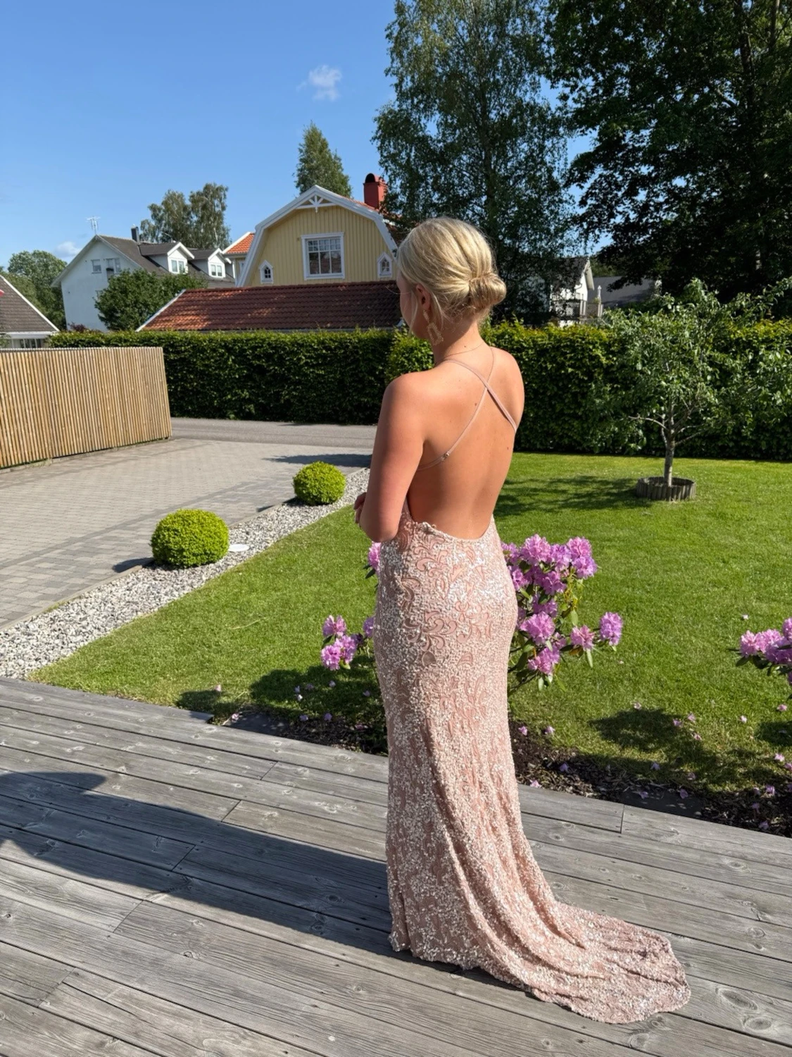Champagnefärgad långklänning med öppen rygg - 2