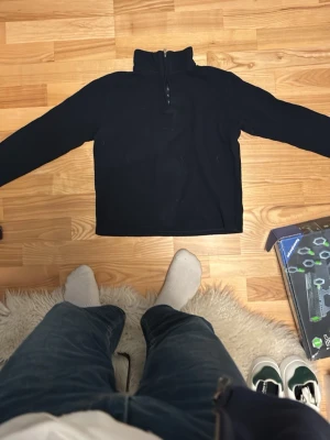 Svart turtleneck tröja från Kappahl  - Mysig svart turtleneck tröja. 146/152 så passar bra på mindre barn är öppen för förhandling 