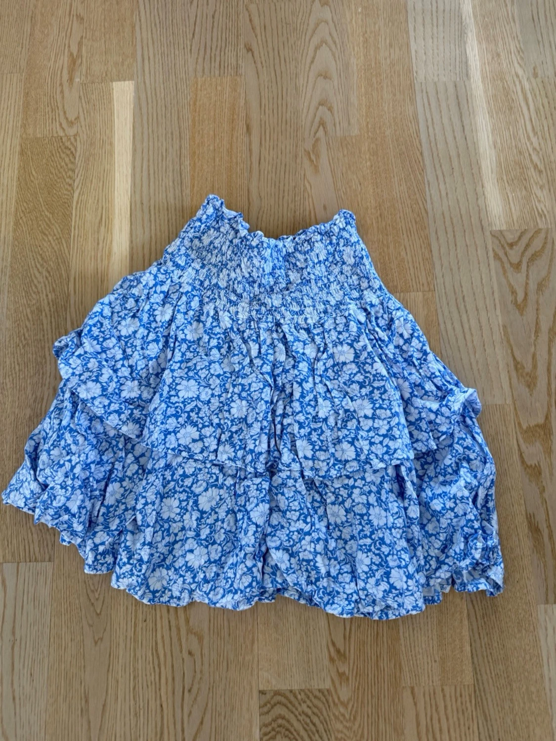 Blå blommig volangkjol