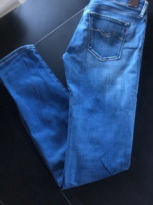 Replay Jeans - Säljer ett par riktigt snygga Replays i modellen Luz. Storleken på jeansen är W28, L30. Passar XS/S. Perfekta till vardagslooken och passar till det mesta.  Säljs för 199kr pga att jag inte får användning av dem och nypris är 1500-1800kr!