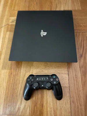 PlayStation 4  PRO med svart handkontroll - Säljer en PlayStation 4 PRO i mattsvart med tillhörande sladdar och den svarta handkontrollen. Allt funkar som de ska.