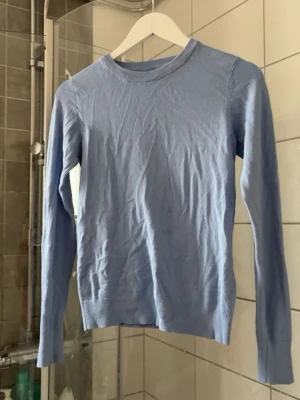 Ljusblå stickad tröja - ljusblå stickad tröja ifrån newyorker! i storlek S perfekt nu till våren och perfekt blå färg. Använd 2-3 gånger för flera år sedan