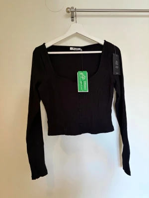 NAKD topp - Helt ny topp från NAKD, gick har ena gummibandet lossnat men går att sy med några stygn. 
