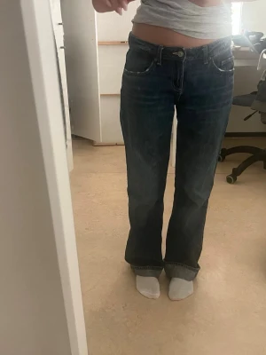 Mörkblå straight jeans - lowwaist jeans från zara.