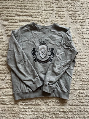 Grå Oscar Jacobson sweatshirt - Säljer nu min gråa Oscar Jacobson sweatshirt som är använd max 4 gånger, den köptes för 899kr. storleken är L. Skriv om du har funderingar 🥂