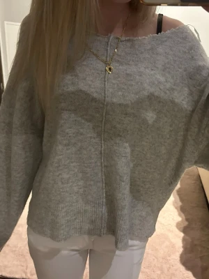 Stickad tröja  - Off shoulder stickad tröja som jag inte vet vart jag köpt den ifrån då jag ej har lappen kvar, men har aldrig kommit till användning🩷