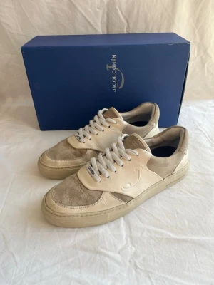 Vita och beiga Jacob Cohen skor, storlek 40 - Vita och beiga Jacob Cohen skor i eftertraktade modellen Dreamer Skorna är i väldigt bra skick Box + kvitto kommer med Hör av er vid frågor eller förhandling!🤩  #jacobcohen #sneakers #skor #sommarskor 
